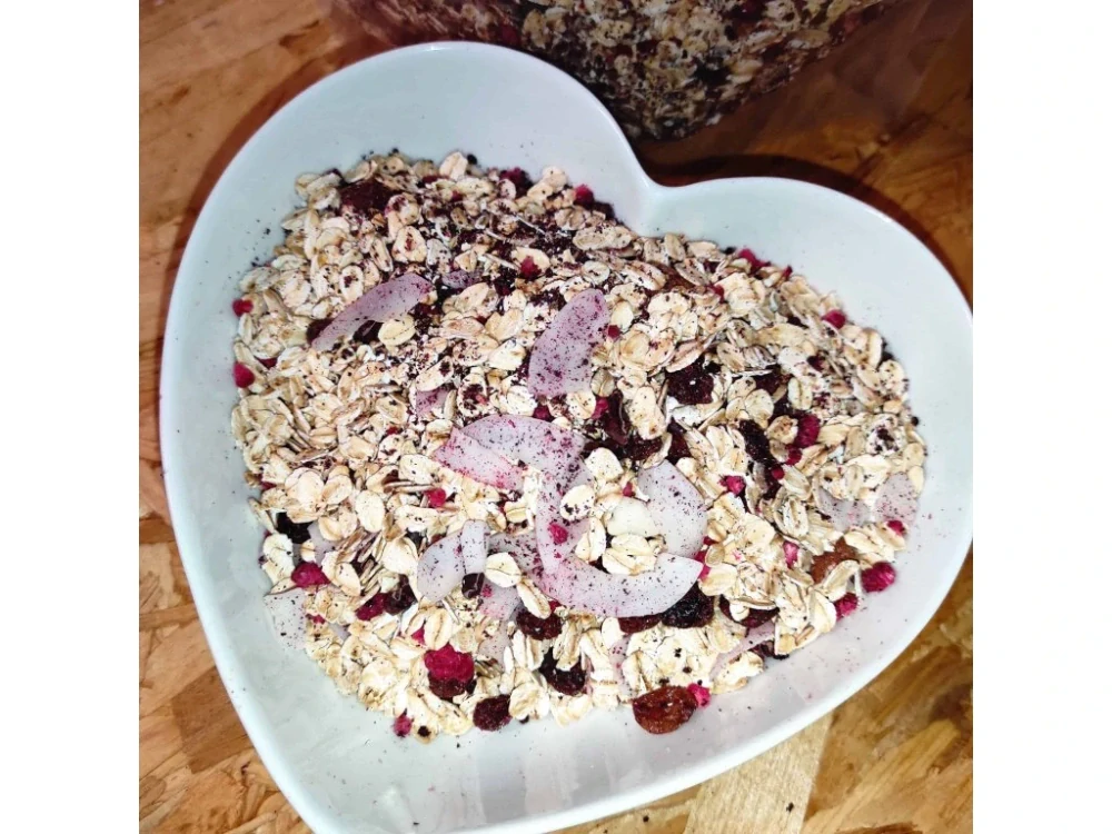 Nepečené müsli s lyofilizovanými lesními borůvkami a malinami